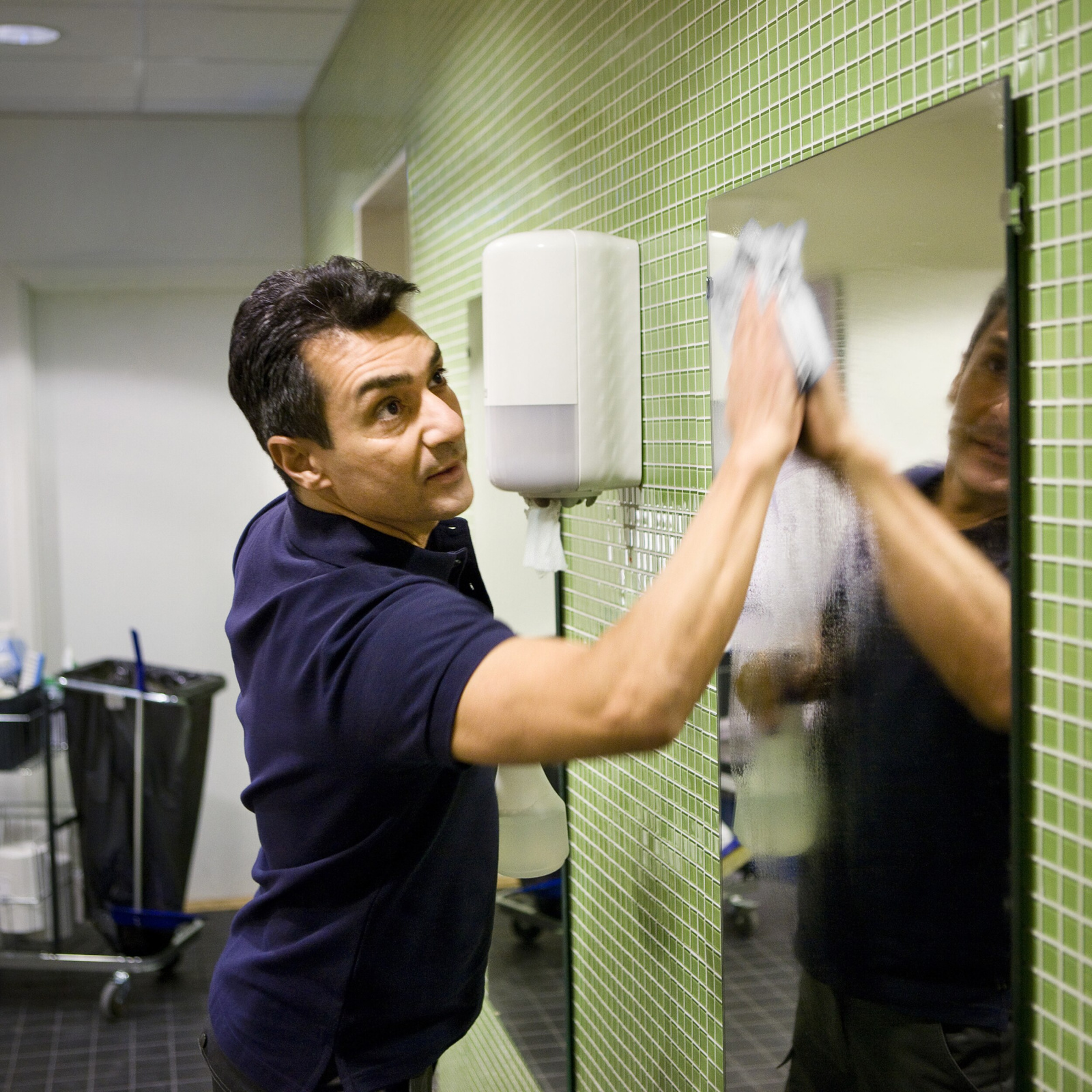 Диспенсер Tork Elevation Міні для рушників в рулонах з центральною витяжкою, білий