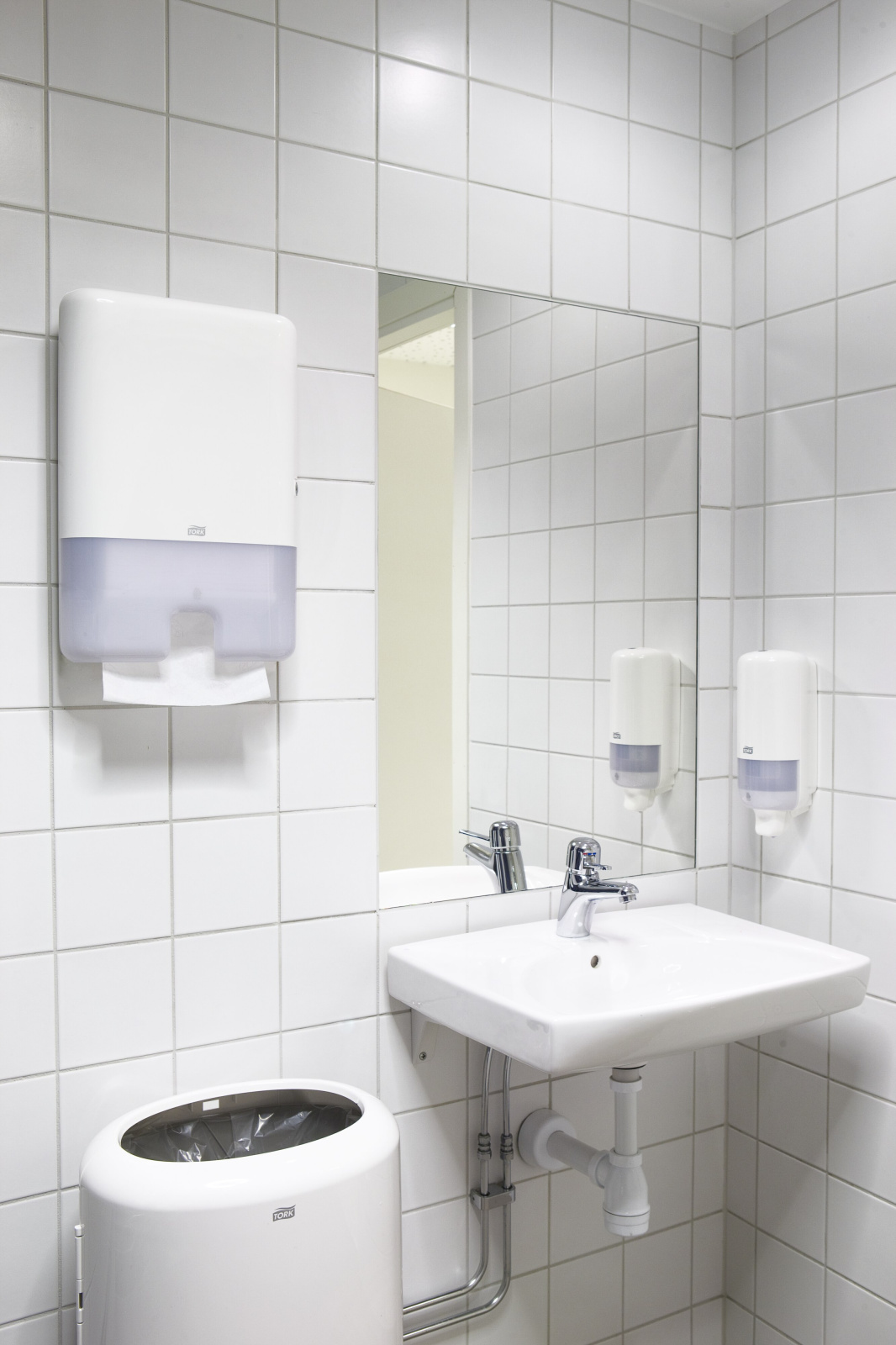 Диспенсер Tork Xpress Elevation для листових вузькопанельних рушників Multifold, білий