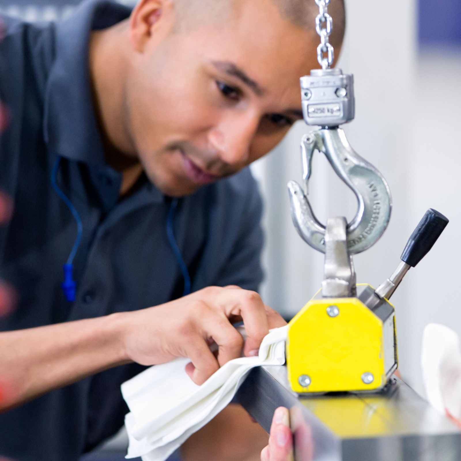 Нетканий матеріал для протирання в серветках Tork Premium підвищеної міцності, білий, 70 листів