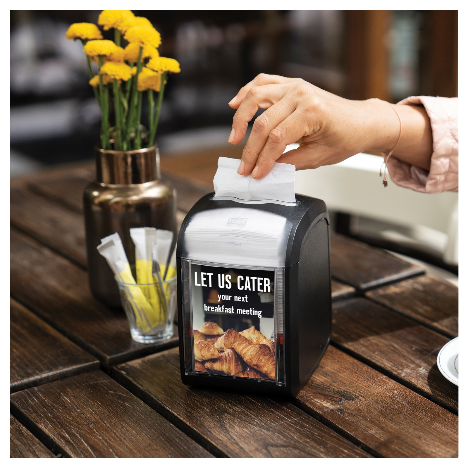 Переносний диспенсер Tork Xpressnap Fit для барних серветок, чорний, на 168 серветок