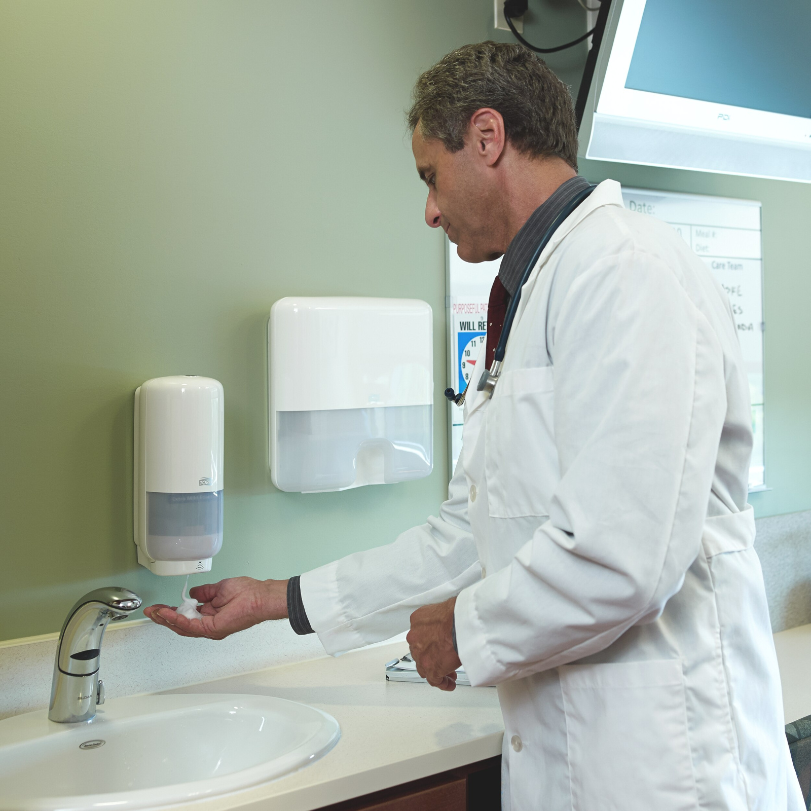 Диспенсер Tork Elevation з сенсором Intuition для мила-піни, білий, 1 л