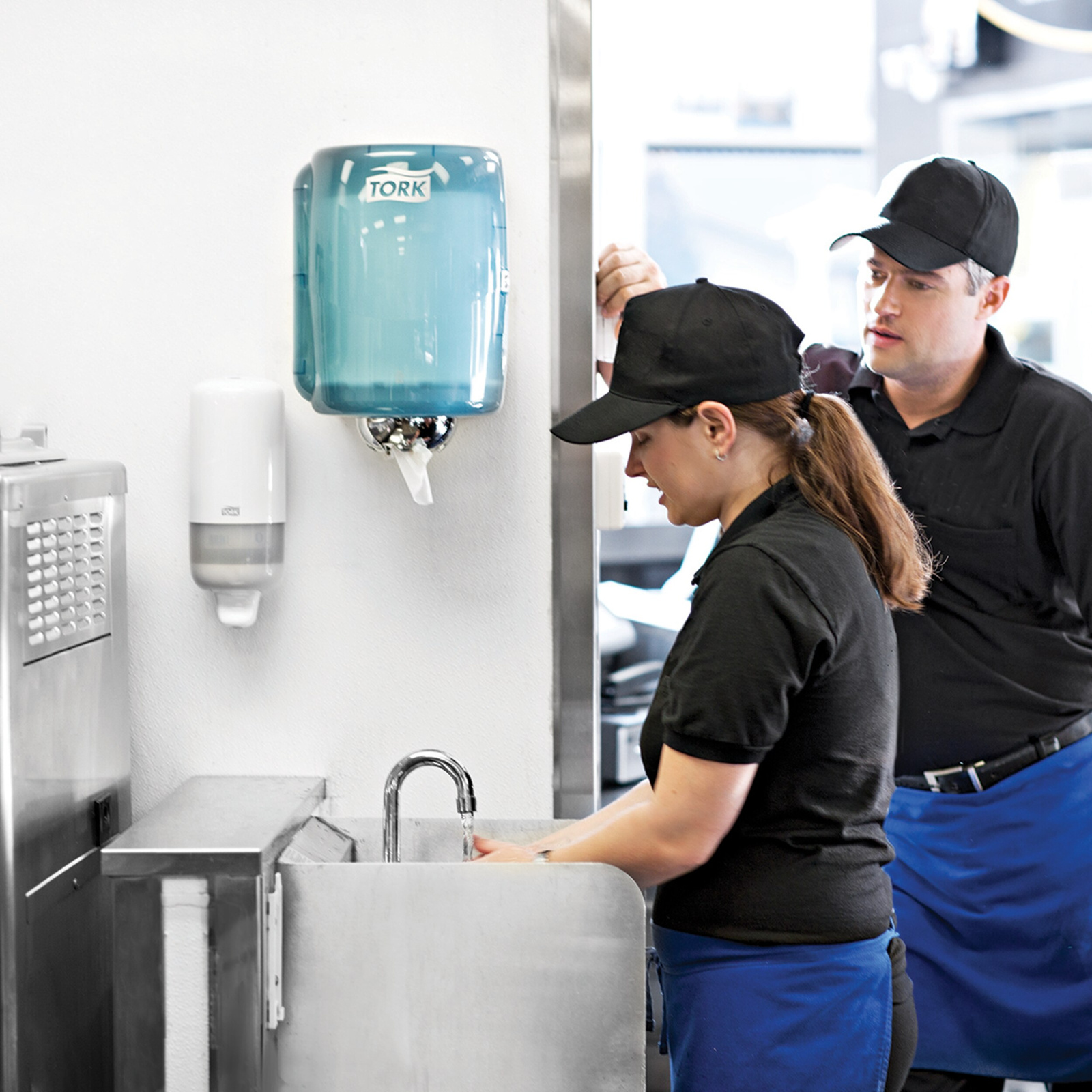 Диспенсер Tork Elevation для рушників в рулонах з центральною витяжкою, білий