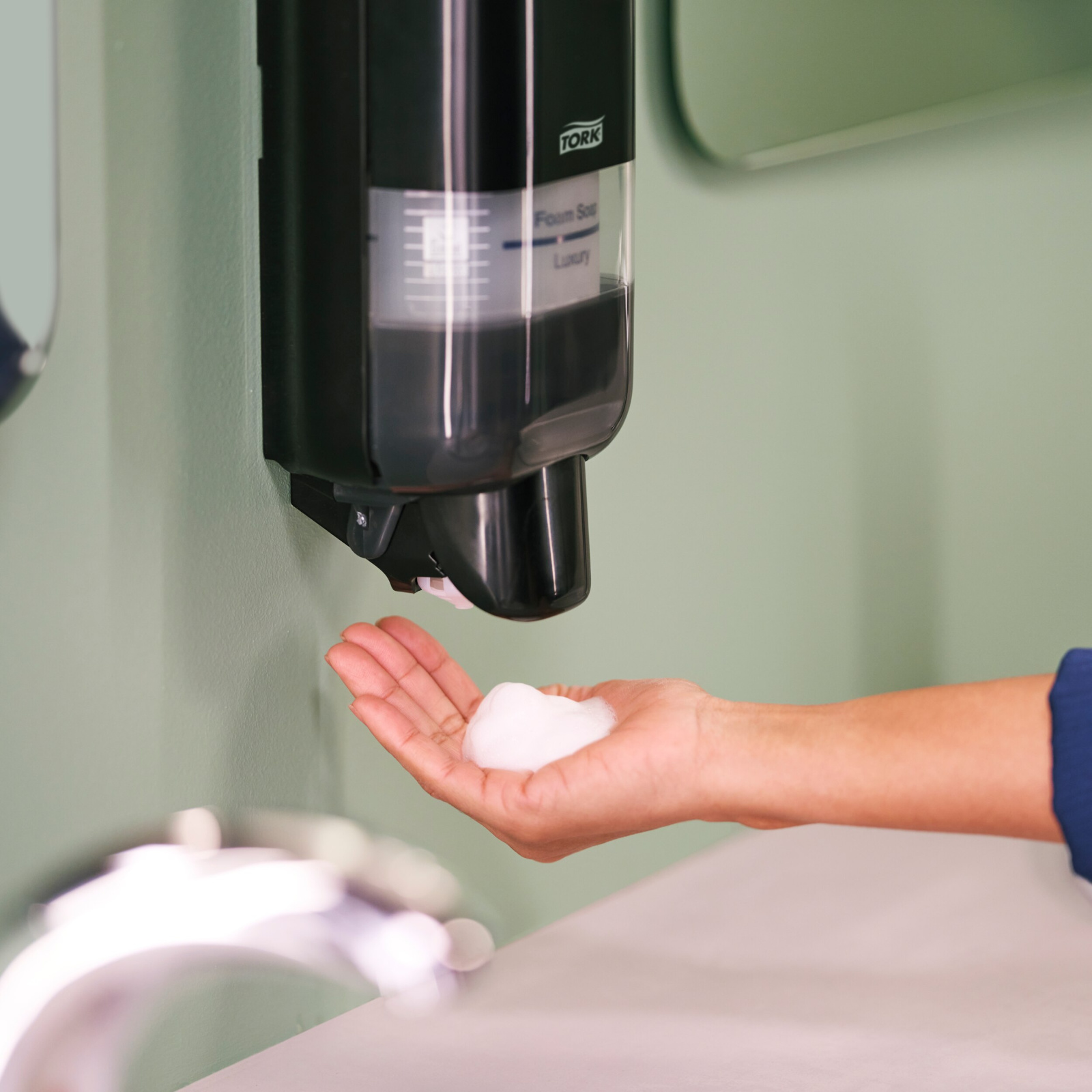 Диспенсер Tork Elevation для мила та дезінфікуючих засобів, чорний, 1 л