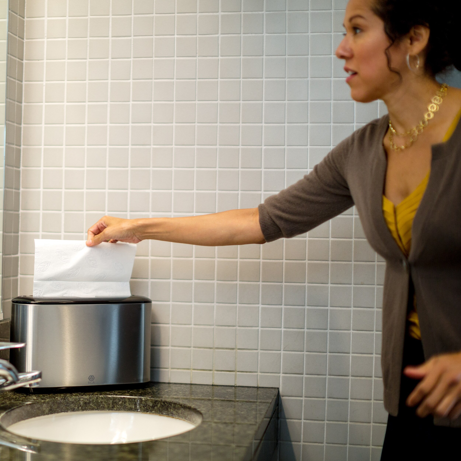 Листові вузькопанельні рушники Tork Xpress Premium Soft складання Multifold, білі, 2 шари, 21х34 см, 110 листів