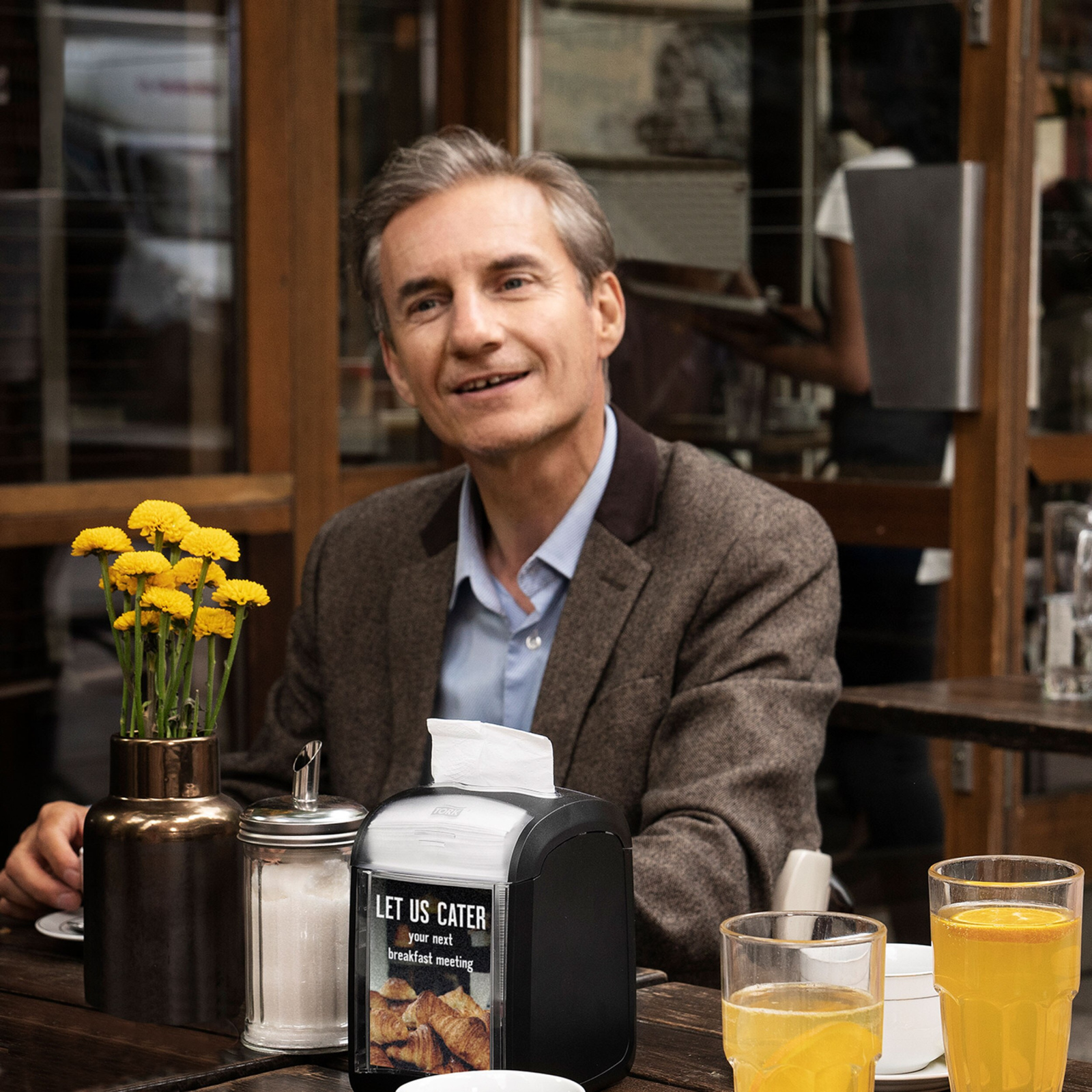 Стартовий набір Tork: переносний диспенсер Xpressnap Fit для барних серветок, чорний (на 168 серветок) + 2 упаковки серветок