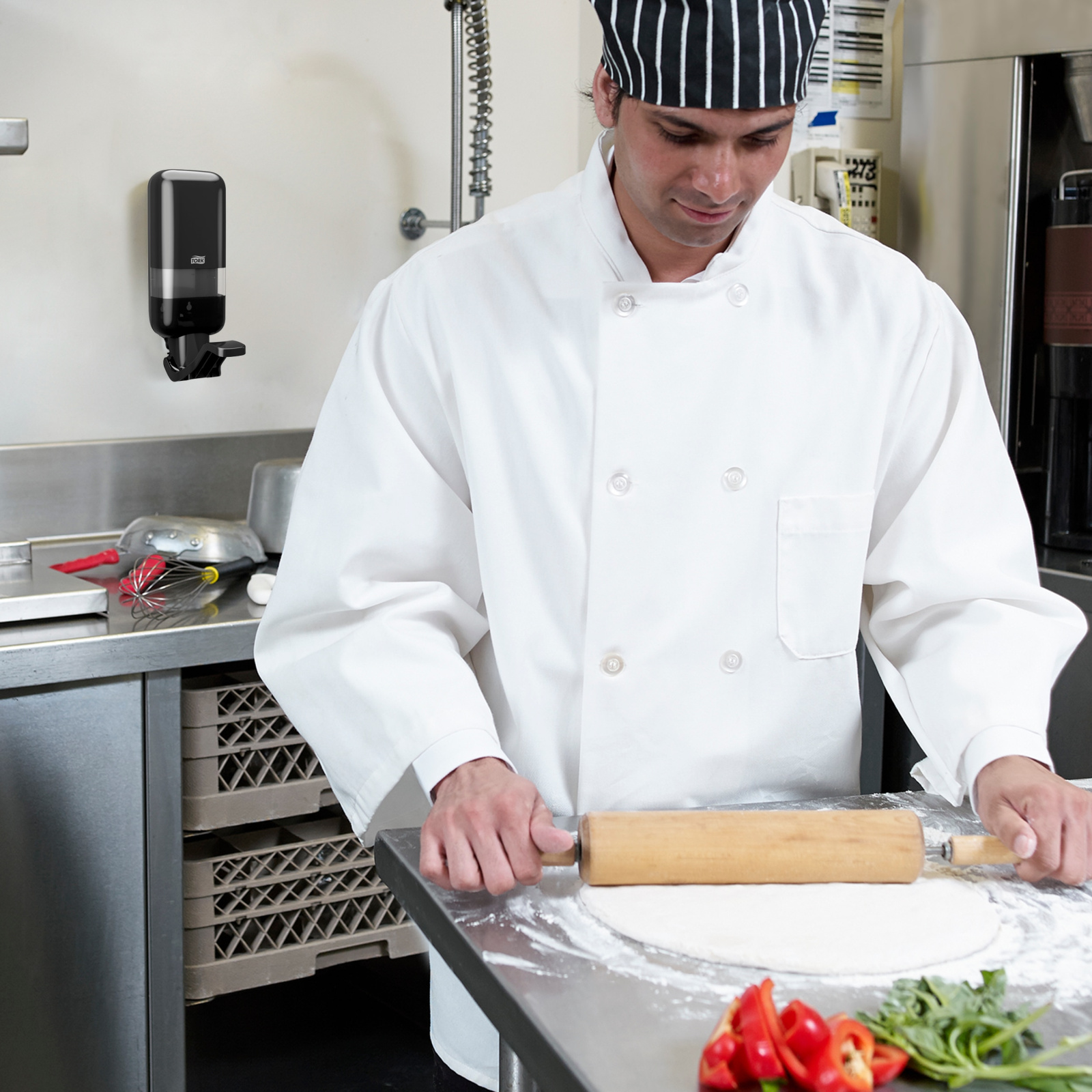 Диспенсер Tork Elevation для рідкого мила з ліктьовим приводом, чорний, 1 л