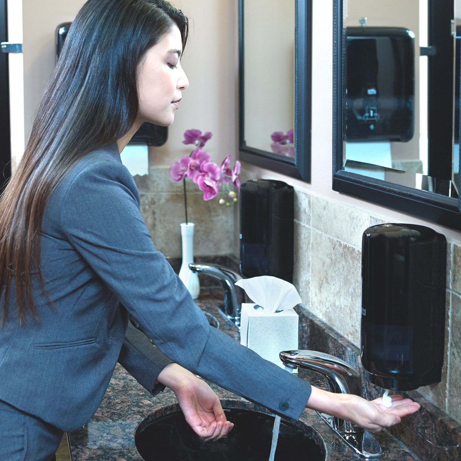 Диспенсер Tork Elevation з сенсором Intuition для мила-піни, чорний, 1 л